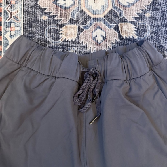 WILLIT Women’s 2.5 Inch Gray Yoga Shorts Size Medium - Picture 3 of 8